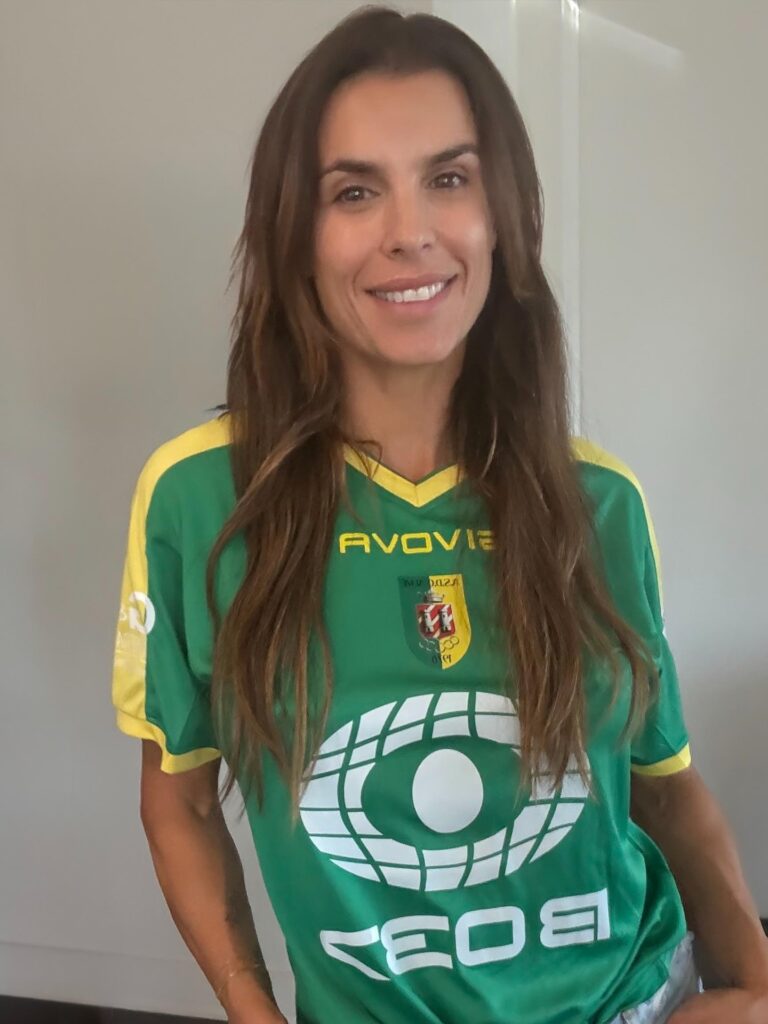 Elisabetta Canalis con la maglia dell'Almè Calcio
