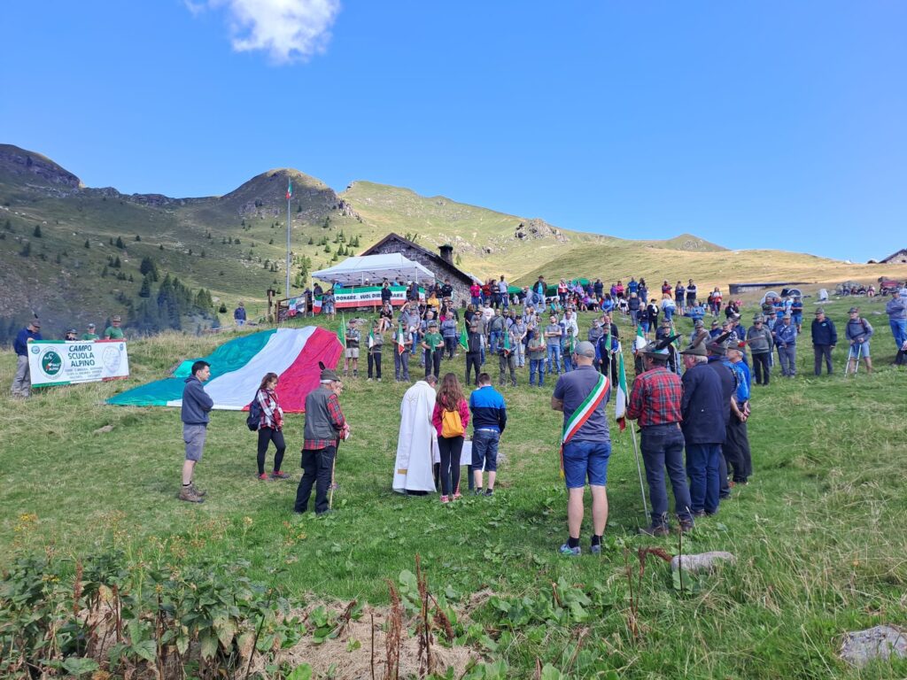 Cusio, i 40 anni della sede degli alpini. Con un nuovo altare-monumento