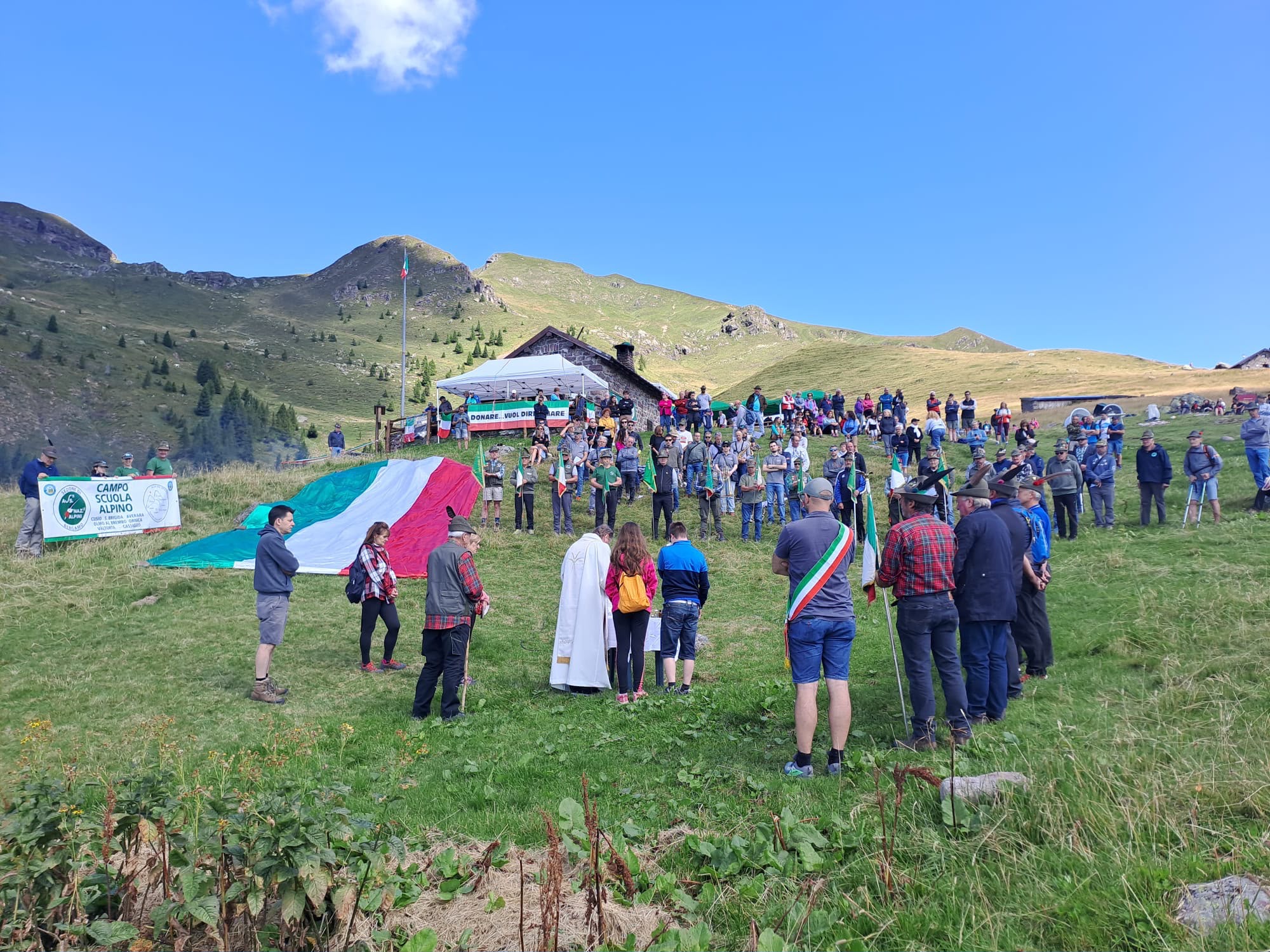 Cusio, i 40 anni della sede degli alpini. Con un nuovo altare-monumento
