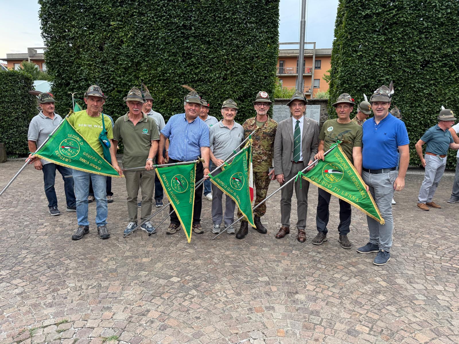 Il generale Vezzoli tra gli Alpini bergamaschi: presente anche la rappresentanza brembana