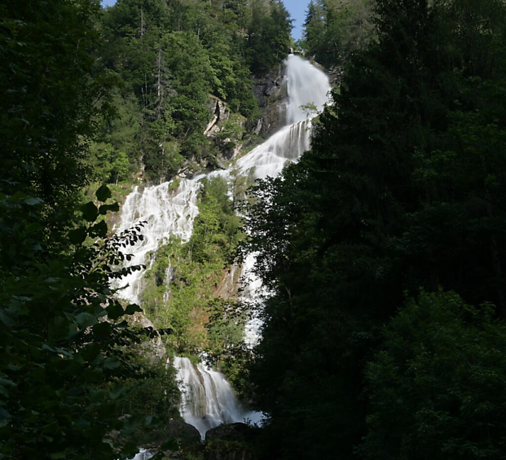Lo spettacolo del Borleggia: la cascata triplica nelle domeniche d’estate