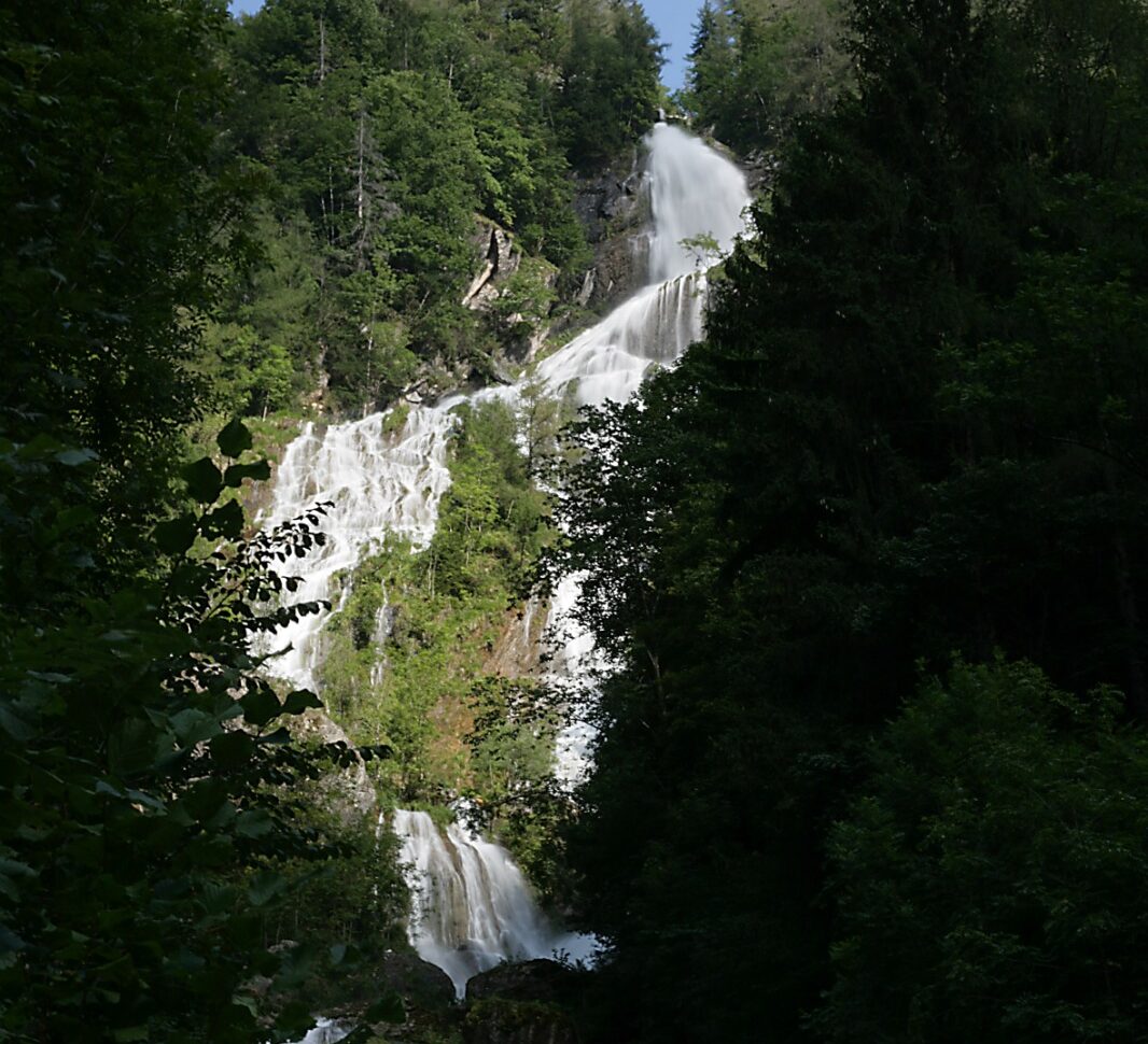 Lo spettacolo del Borleggia: la cascata triplica nelle domeniche d’estate