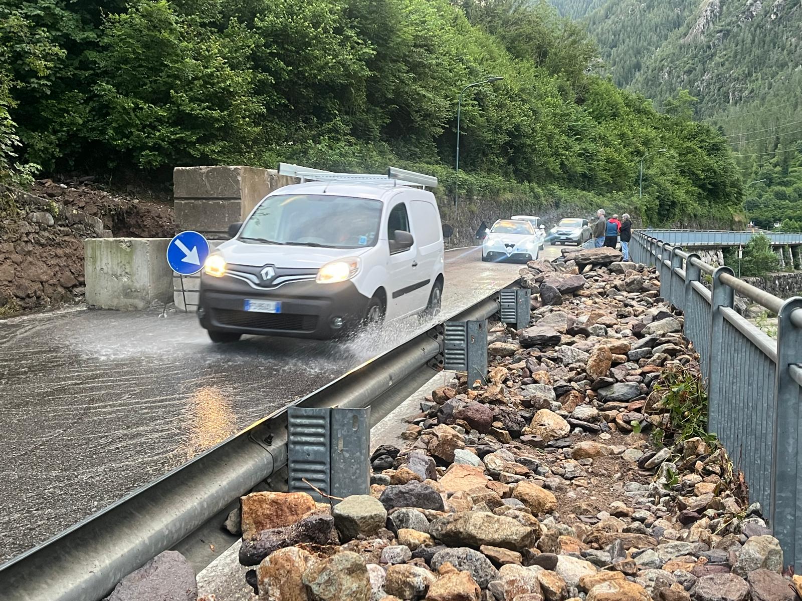 Trabuchello, riaperta la strada dopo la frana. Si viaggia passando dalla via comunale