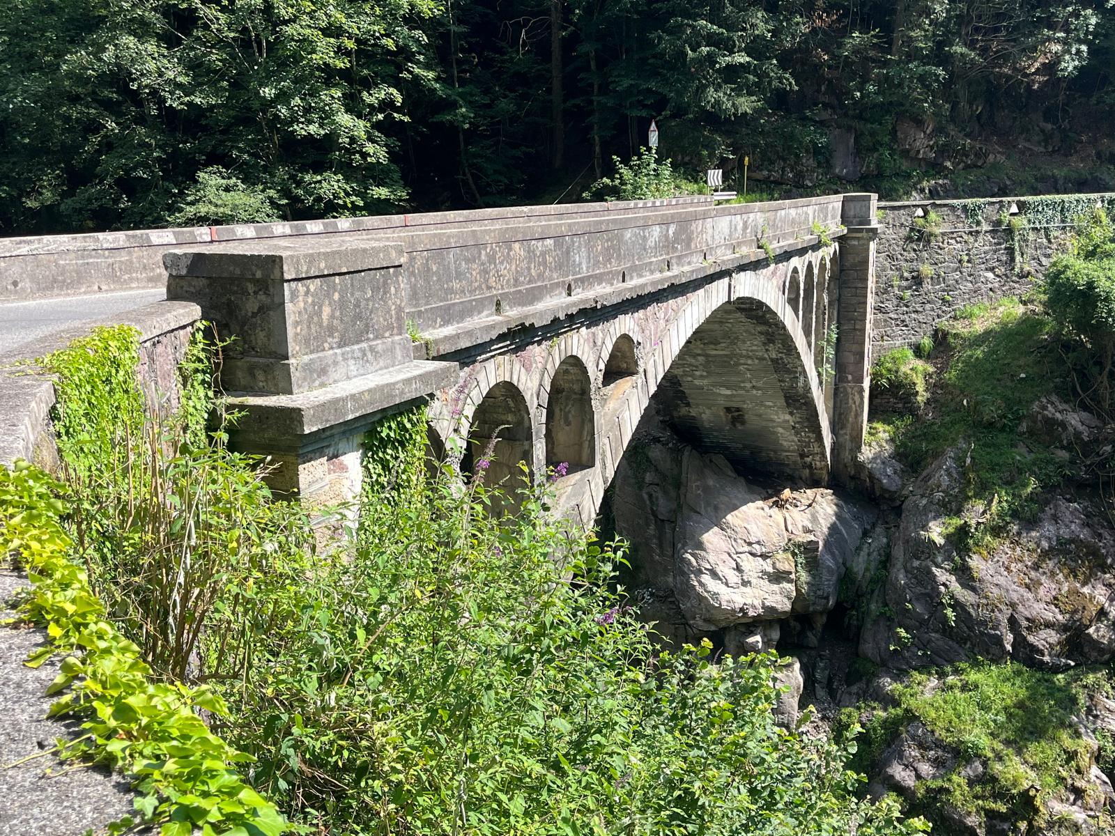 Si allarga il ponte di Roncobello, lavori fino a settembre: senso alternato e divieti