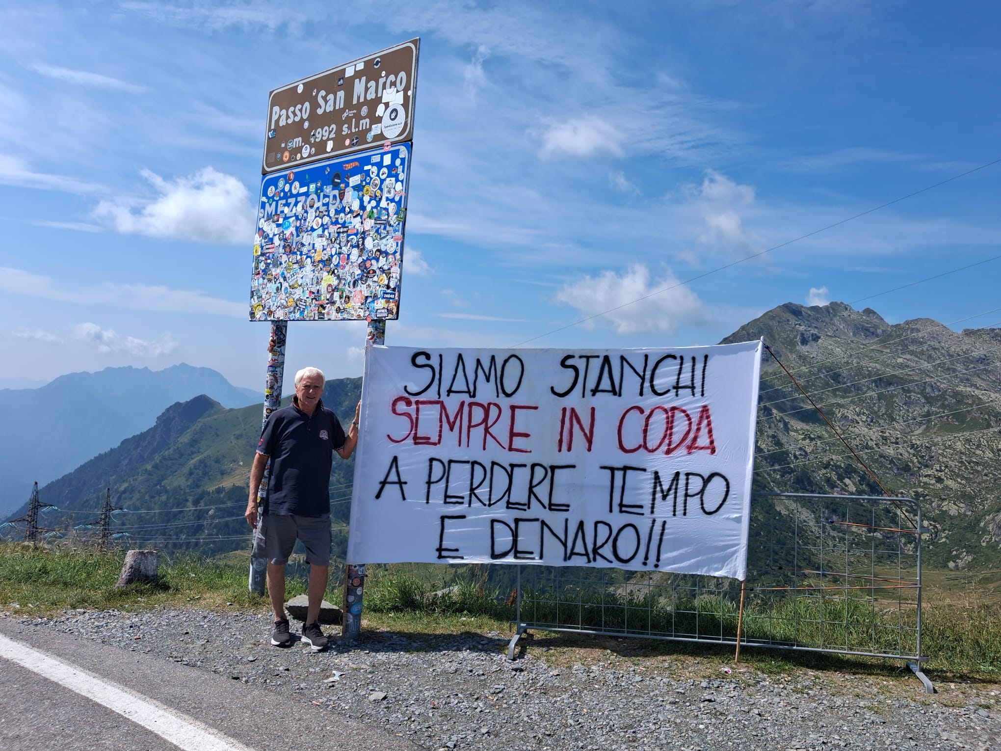 Il governatore Fontana accolto in Val Brembana dalla protesta per la Paladina-Sedrina