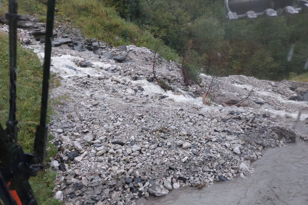 Maltempo, Alta Valle Isolata: frane a Valleve, Carona, Isola Fondra, evacuati quattro villeggianti – FOTO/VIDEO