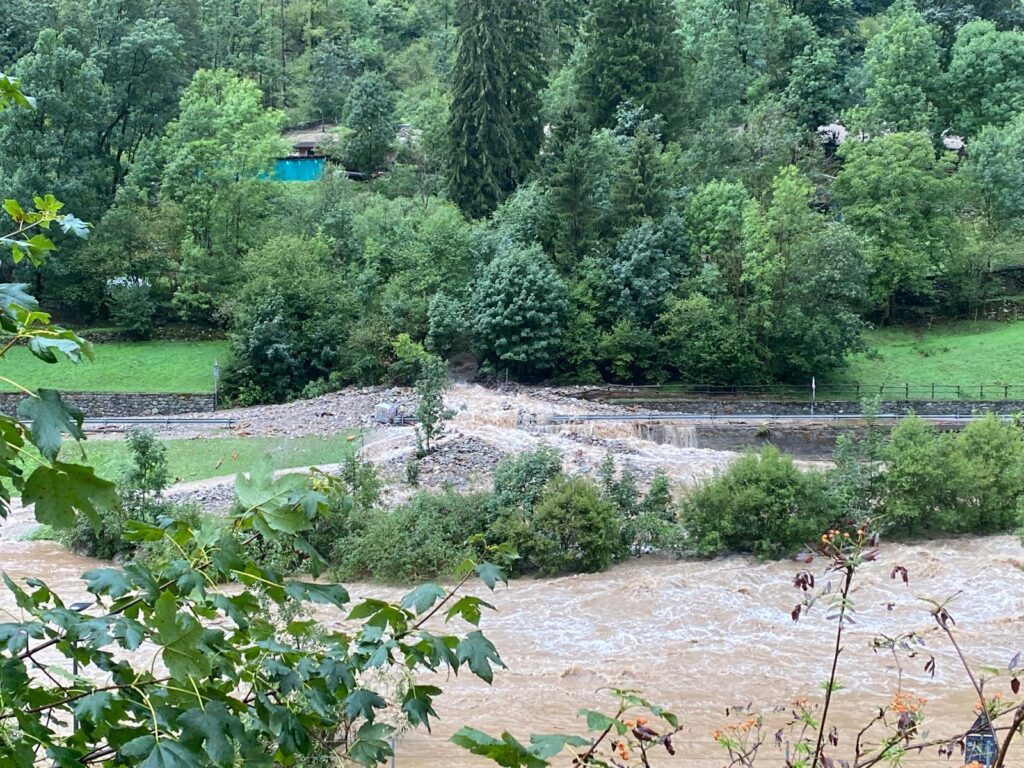 Alta Valle Brembana completamente isolata: frana all’ingresso di Branzi -FOTO/VIDEO