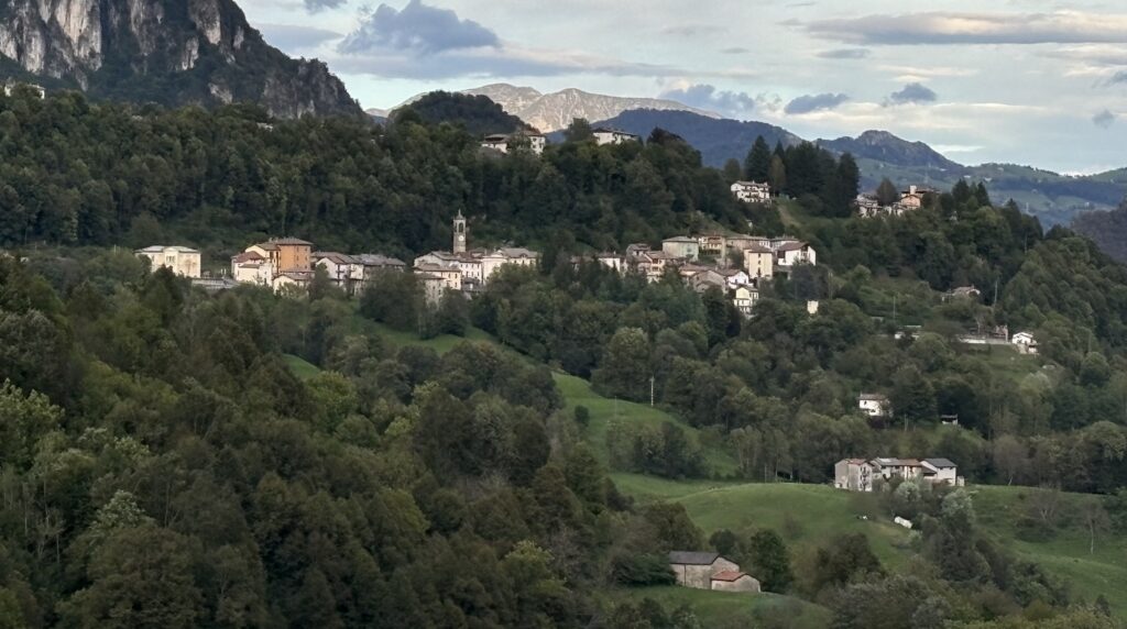 Scontro tra bici a Taleggio: bambino di 9 anni travolto da un ciclista e trasferito in elicottero a Bergamo