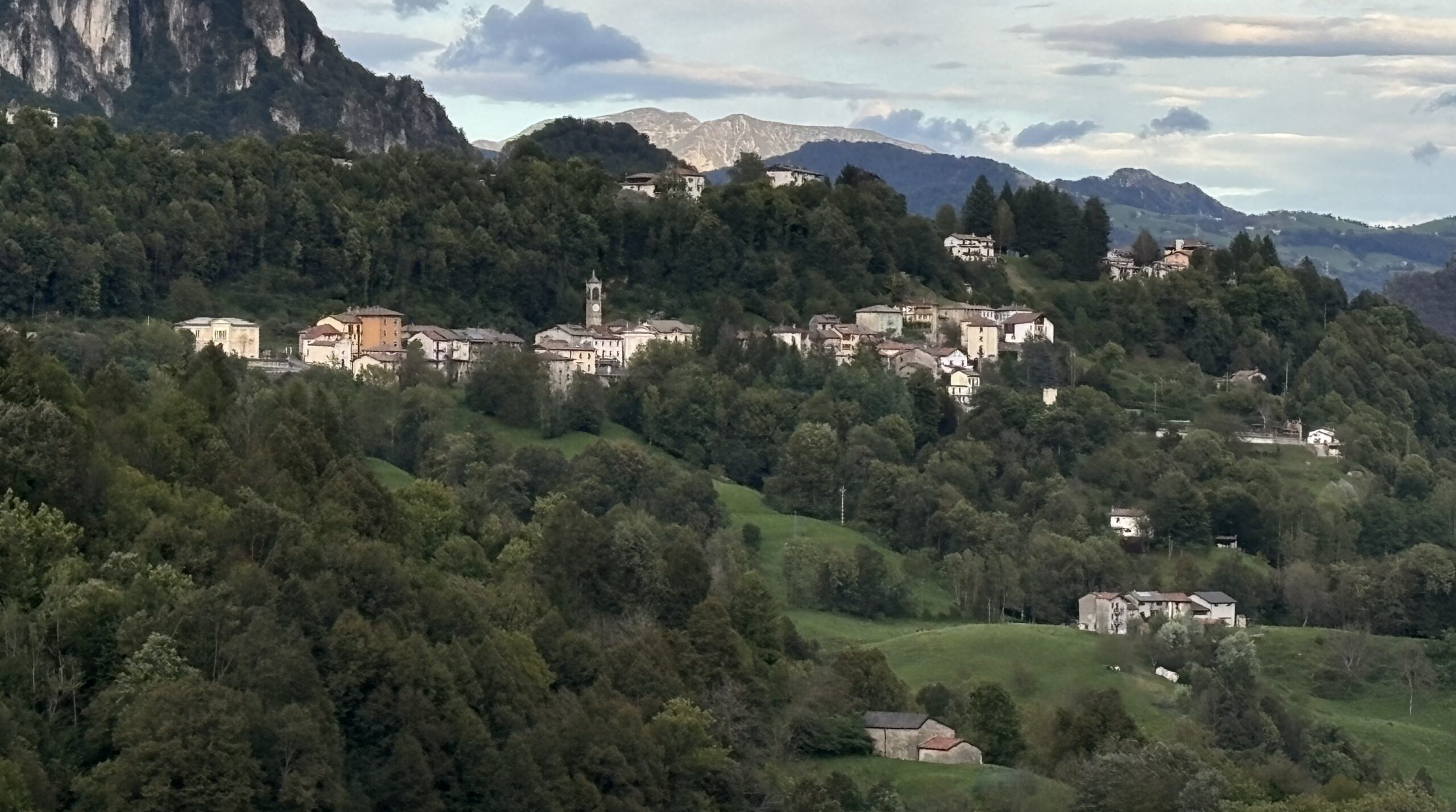 Scontro tra bici a Taleggio: bambino di 9 anni travolto da un ciclista e trasferito in elicottero a Bergamo