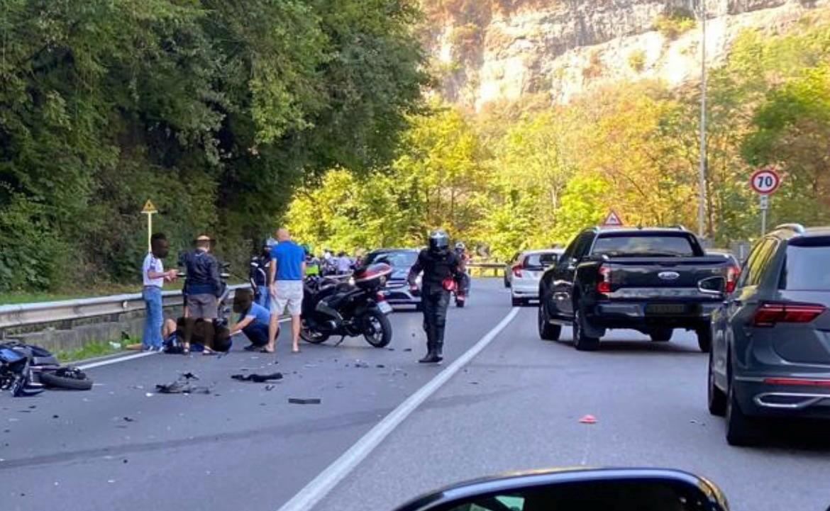 Incidente in moto a Sedrina, lunghe code sulla strada statale