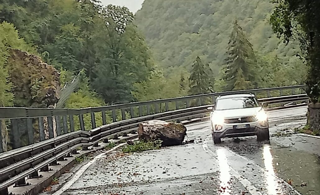 Cade un masso, chiusa la provinciale della Val Serina. A Costa Serina crolla un palo Telecom