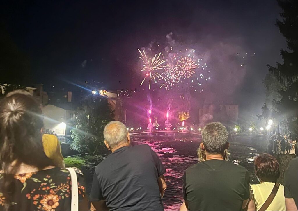 Ferragosto sold out, a migliaia per i fuochi a San Pellegrino. Auto in palio alla tombola di Piazza