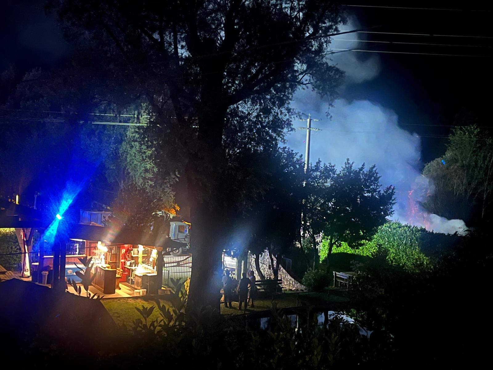 Piazza Brembana, paura nella notte. Incendio distrugge legnaia