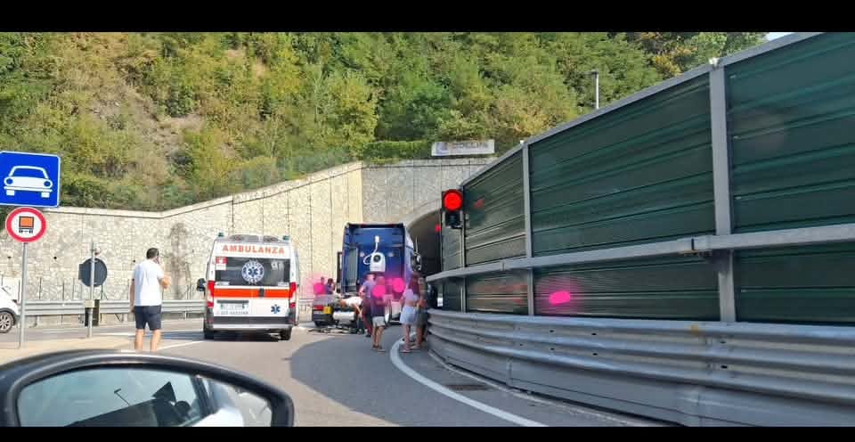 Scontro con un camion a Zogno, grave ciclista di 44 anni: riaperta la galleria