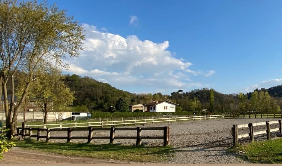Valbrembo, disarcionata da cavallo: grave 47enne