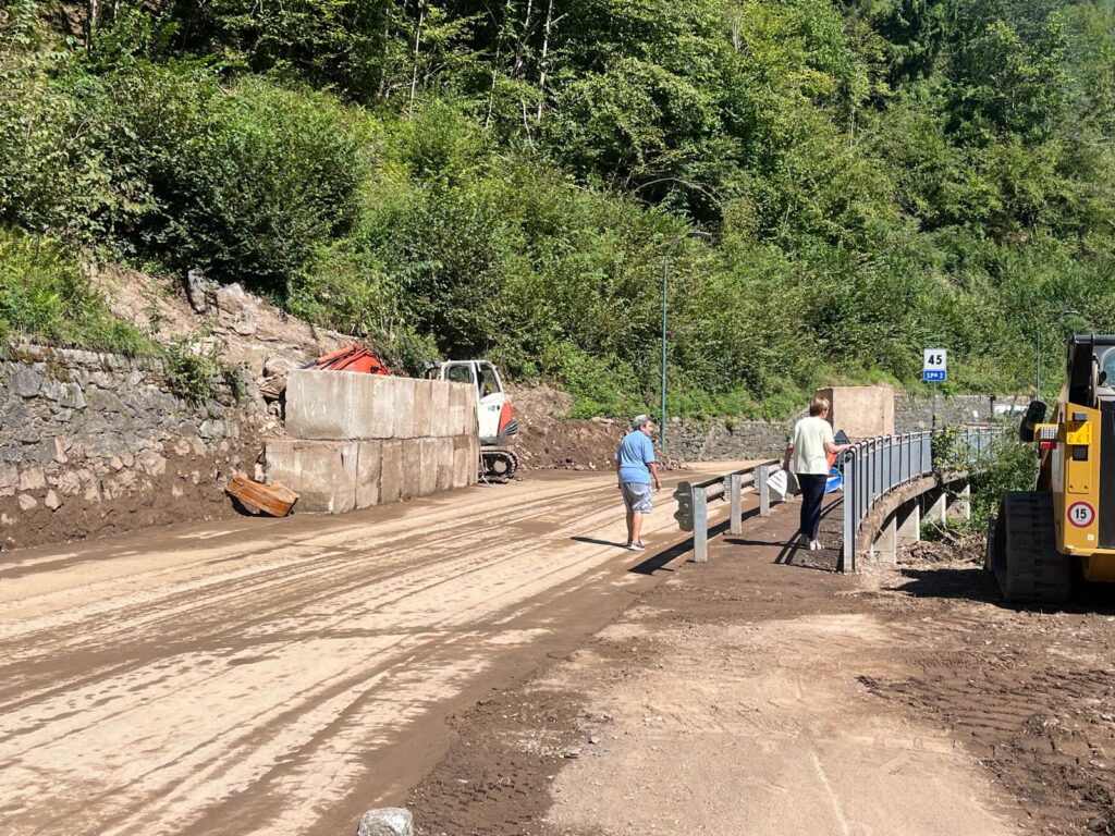 Ripulita la frana, riapre tutta la strada provinciale a Isola di Fondra