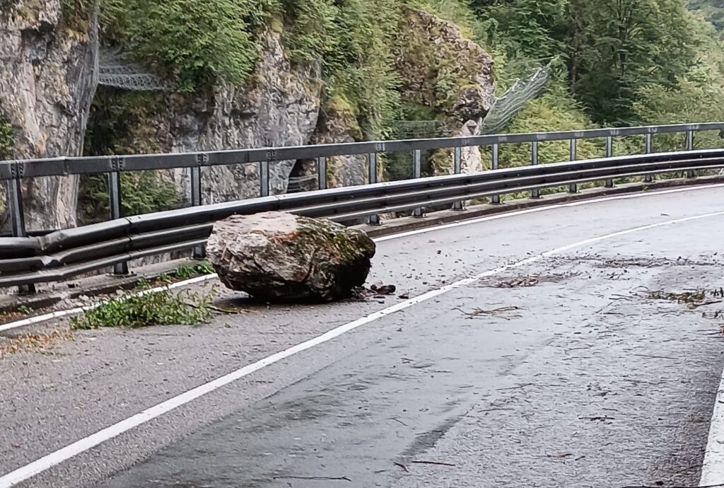 Frana in Val Serina: “Strada provinciale chiusa almeno due settimane”