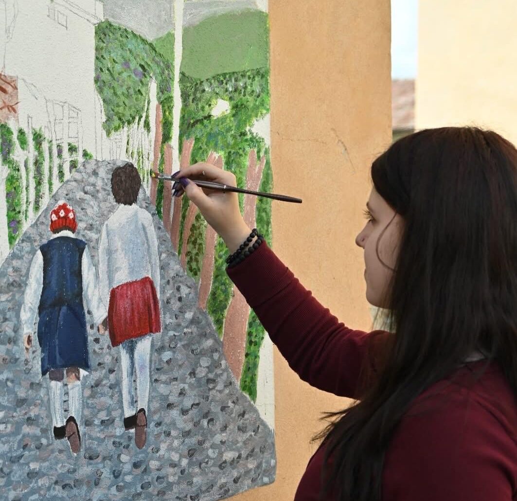 Zorzone borgo degli affreschi, 23 opere sui muri delle case. E il grande murale di Frode
