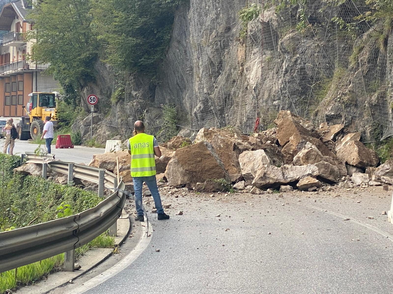 Olmo, statale chiusa fino a venerdì. La frana durante la posa di una rete