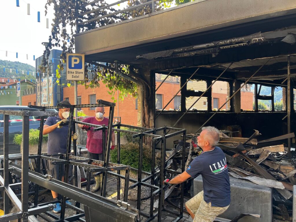 Dopo l’incendio al «Salvi store» la solidarietà della gente. “Un grazie immenso, ci siamo commossi”