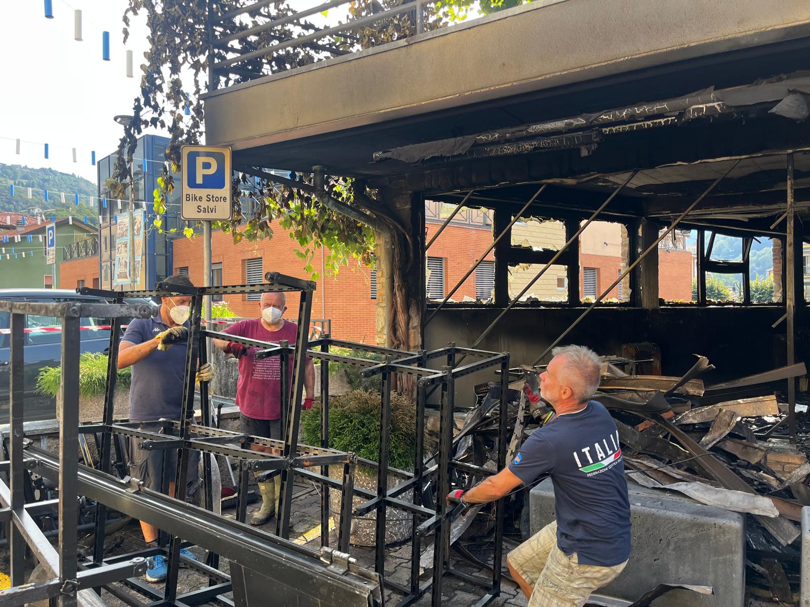 Dopo l’incendio al «Salvi store» la solidarietà della gente. “Un grazie immenso, ci siamo commossi”