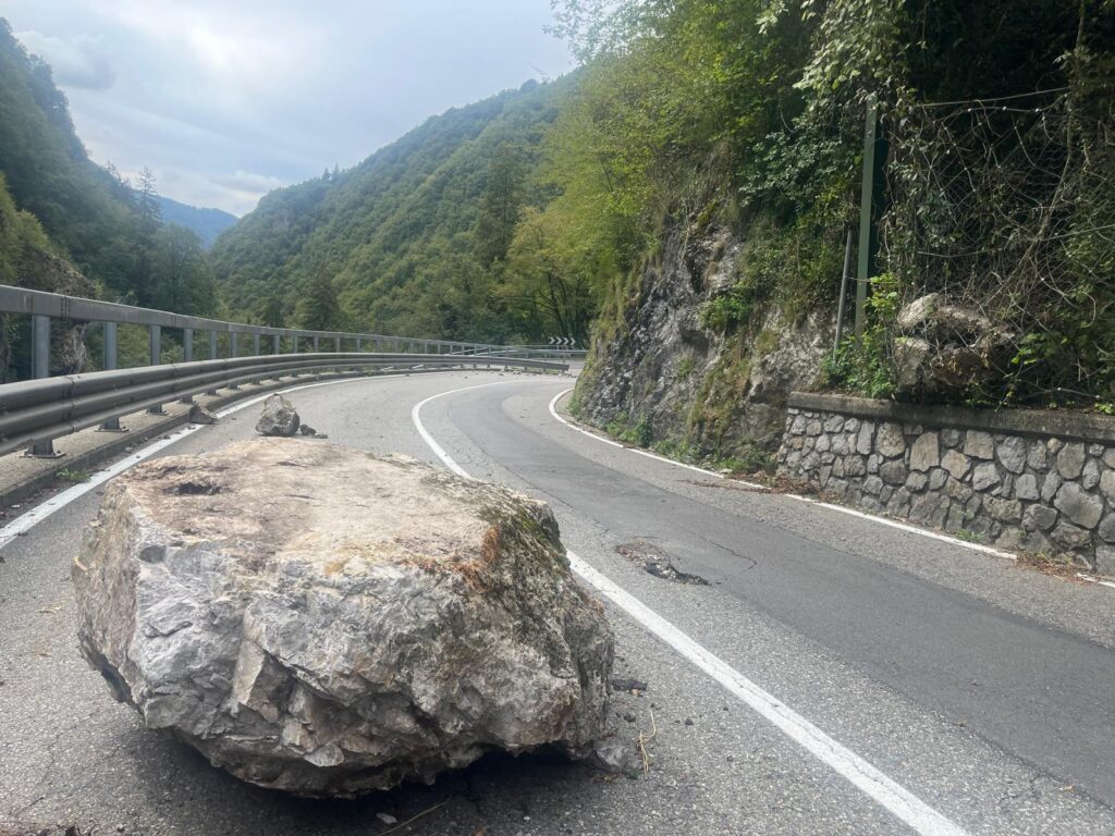 Massi da mettere in sicurezza. Provinciale Val Serina chiusa fino al 9 ottobre