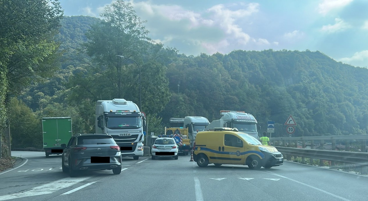 Donna investita a Villa d’Almè, camion contro il guardrail a Botta di Sedrina: disagi al traffico