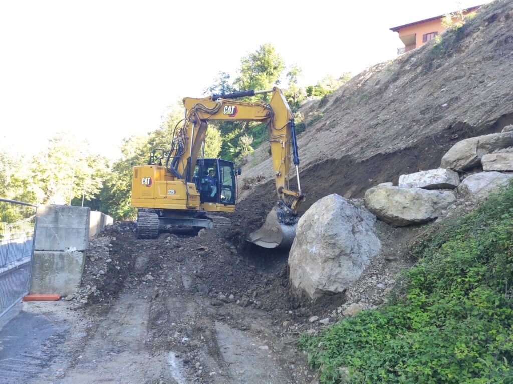 Frana sulla ciclabile ad Ambria, in corso i lavori di messa in sicurezza