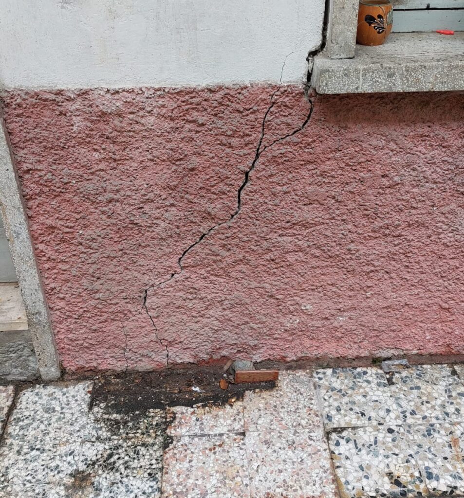 Serina, il terreno vicino al centro storico scivola: crepe nelle case