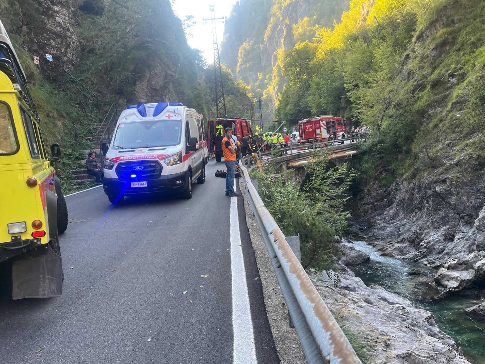 Sbalzato dalla moto, cade dal ponte: 19enne di Milano muore davanti ai genitori