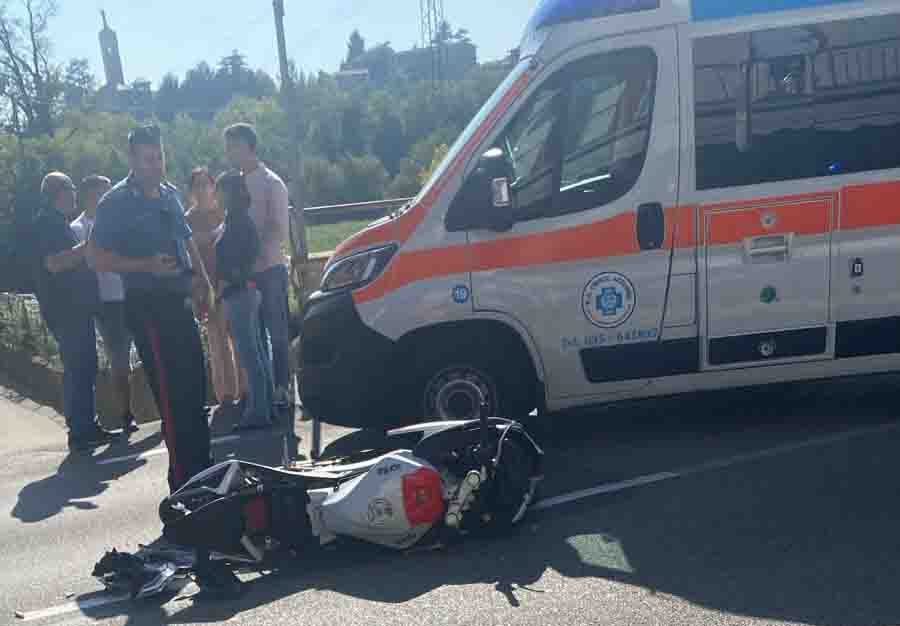 Incidente tra moto e auto sulla statale a Ponte Giurino: motociclista trasportato in ospedale
