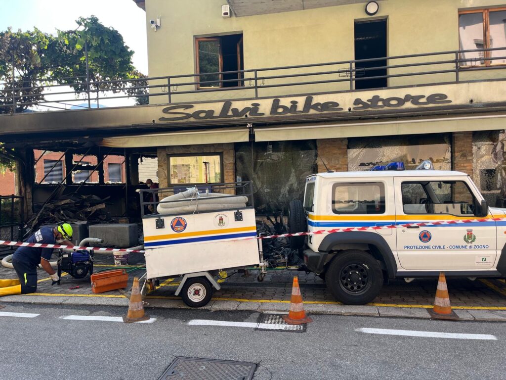 Zogno, incendio distrugge il Salvi Bike Store: rogo partito da una batteria