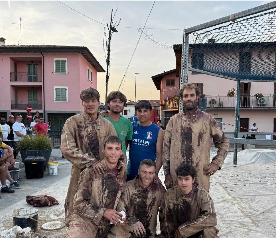 Palo della cuccagna, gli Acrobati di Villa d’Almè sul podio nazionale