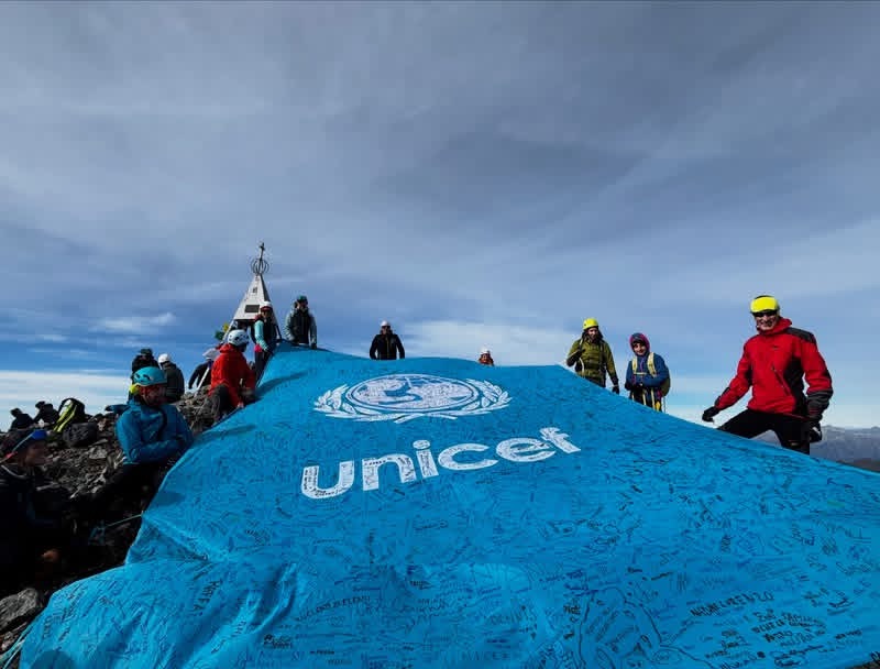 Il Cai dell’Alta Val Brembana porta il bandierone Unicef sul Pizzo del Diavolo di Tenda