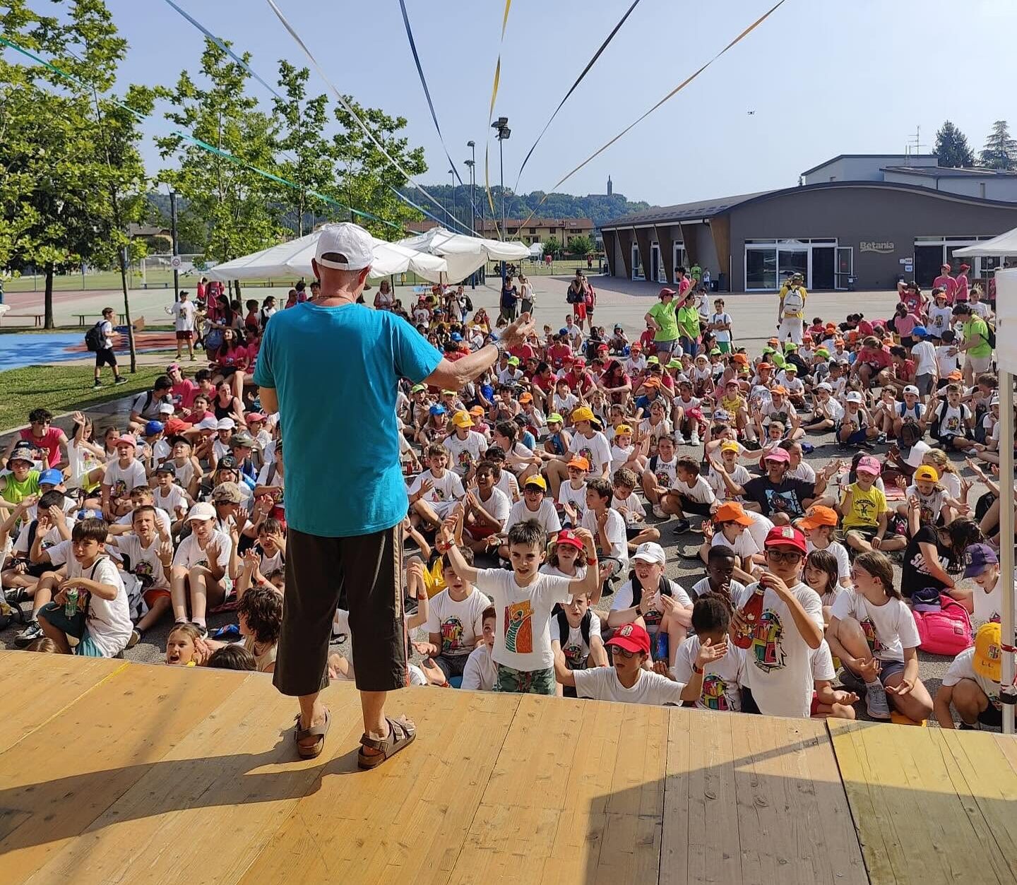 Almè in festa per i 60 anni dell’oratorio: foto-ricordo, recital e una mongolfiera