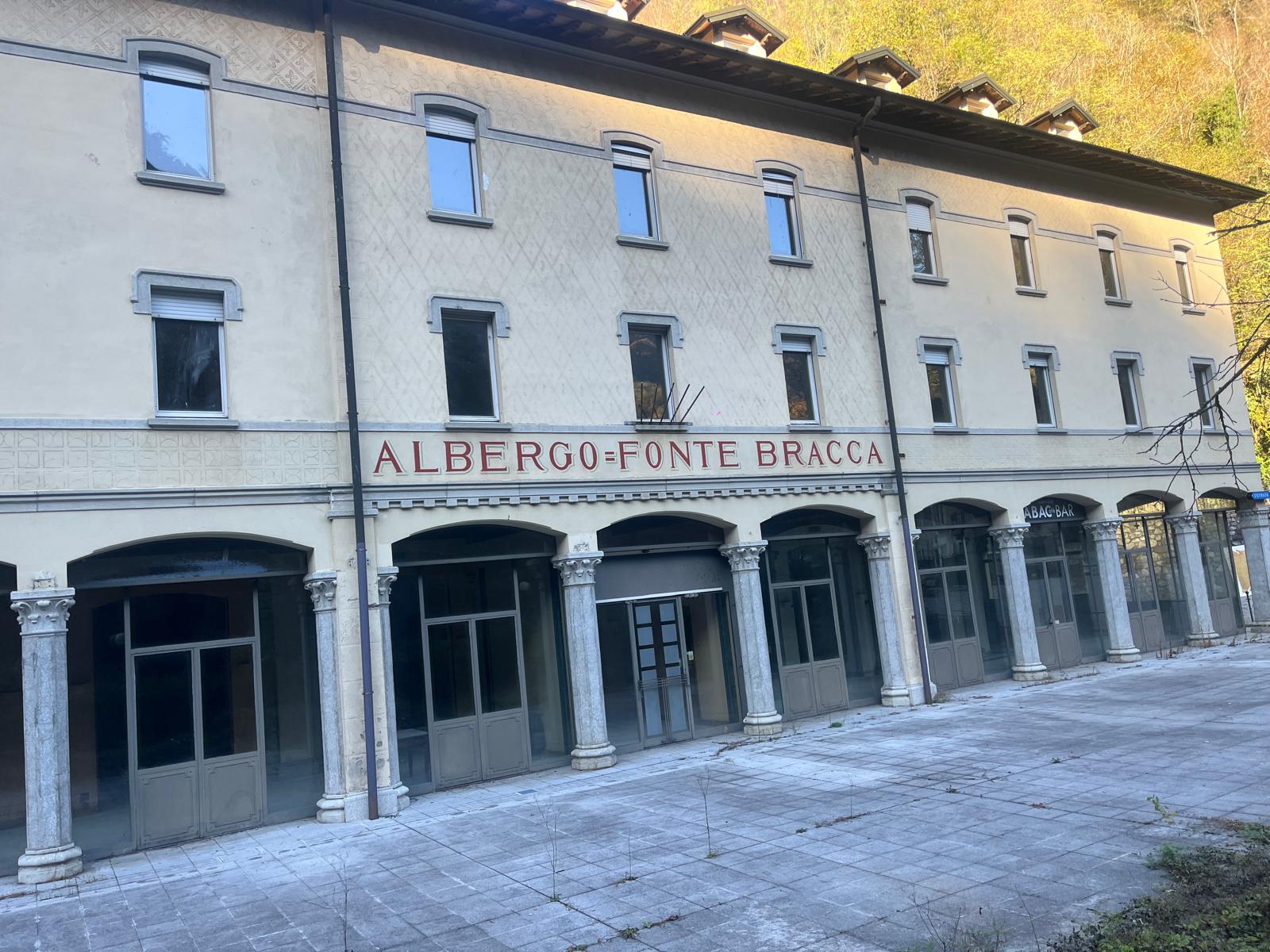 Trovati i fondi per il recupero dell’ex Albergo Fonte Bracca: ospiterà ristorante e infopoint