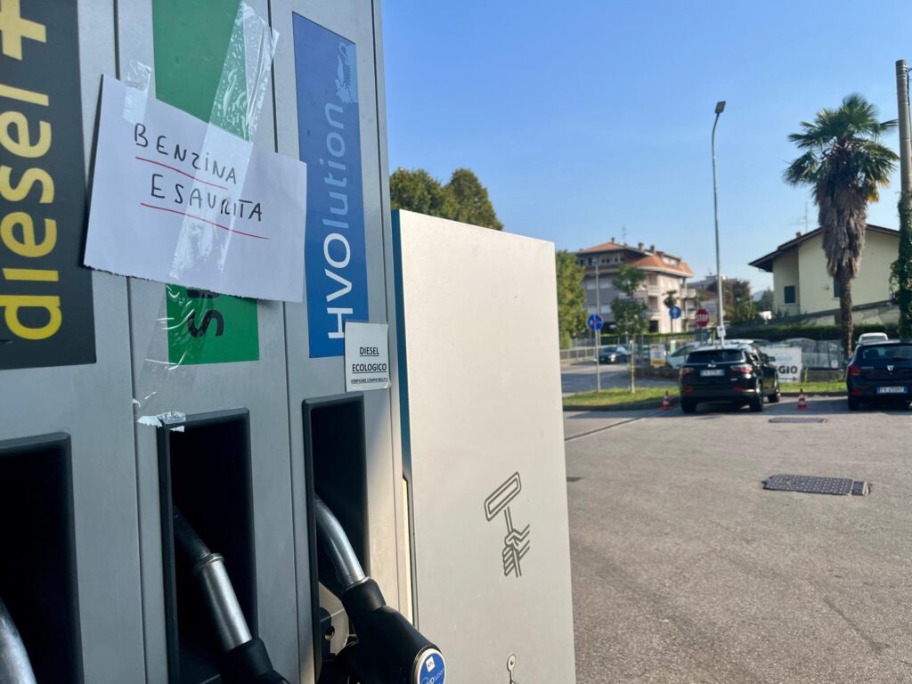 Carburanti, assalto dopo i prezzi calmierati: «benzina esaurita» anche in Val Brembana