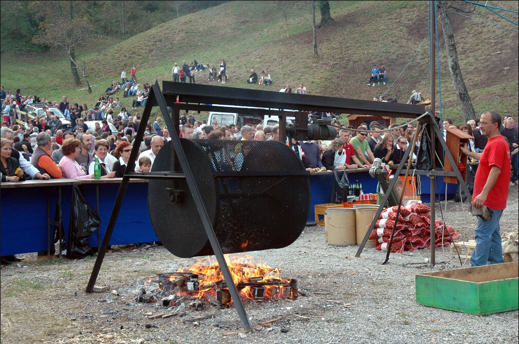 Festa delle castagne a Bracca: 60 anni di caldarroste e palo della cuccagna