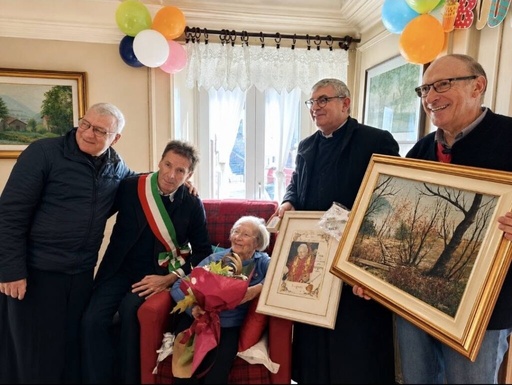 Serina: i 100 anni di Ester con i doni di sindaco e sacerdoti