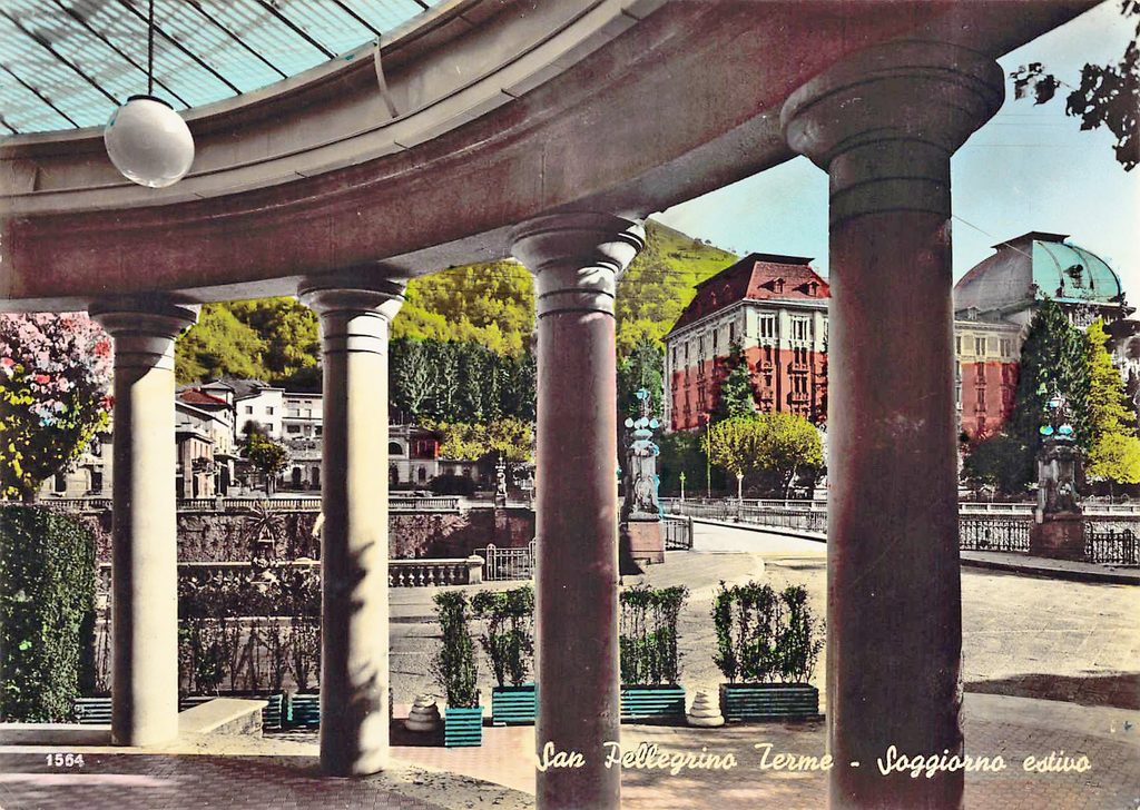 «L’alba del colore» in Val Brembana. In un libro le cartoline dipinte a mano degli anni 50 e 60