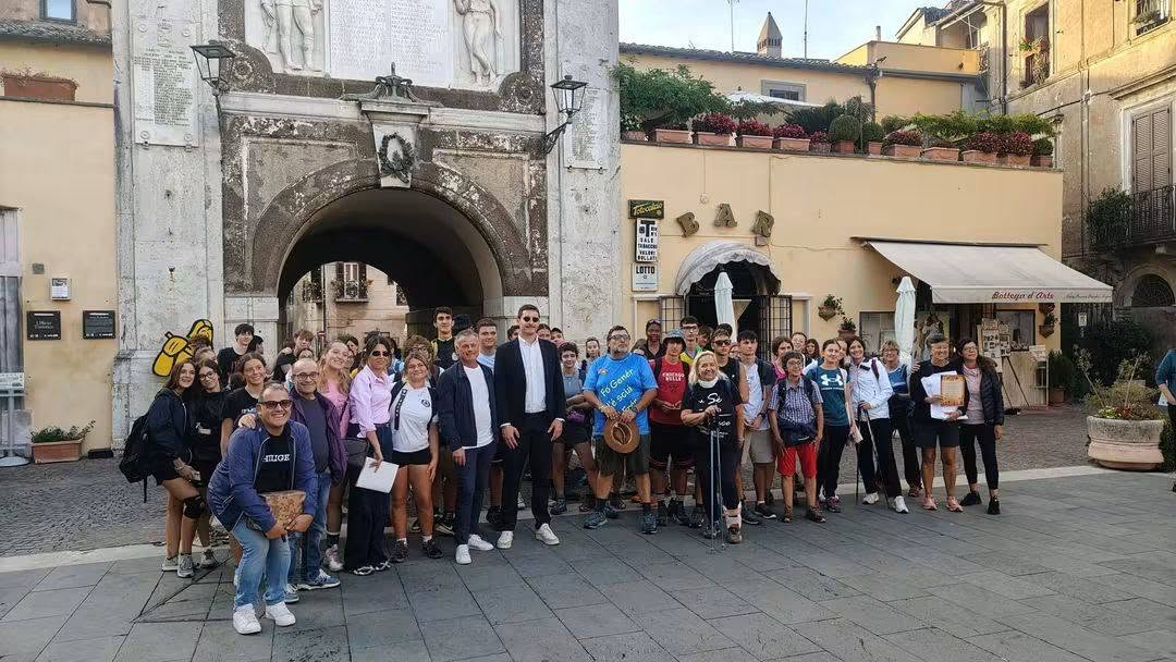 Cento studenti brembani sulla via Francigena: in piazza San Pietro salutati dal Papa