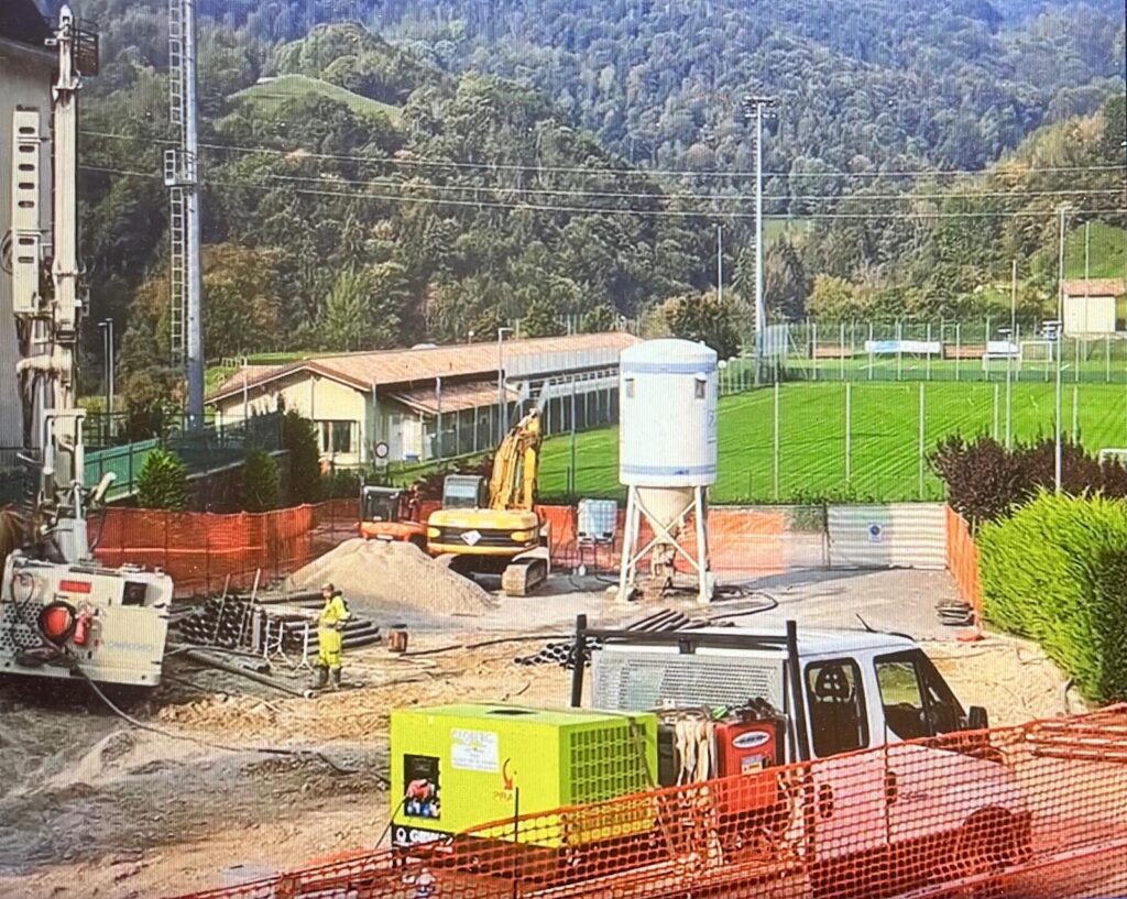 Serina: pali e cemento per mettere in sicurezza il piazzale del centro sportivo