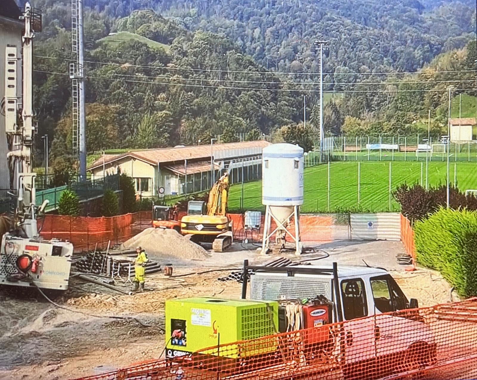 Serina: pali e cemento per mettere in sicurezza il piazzale del centro sportivo