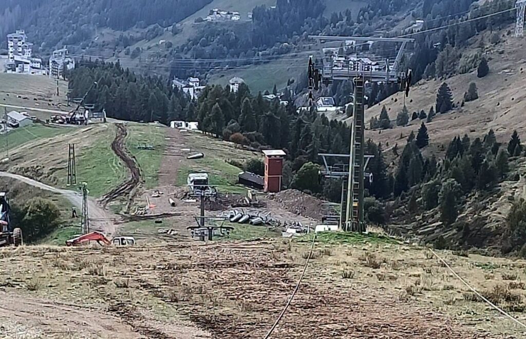 Foppolo, si smonta la vecchia seggiovia del Montebello: addio dopo 43 anni