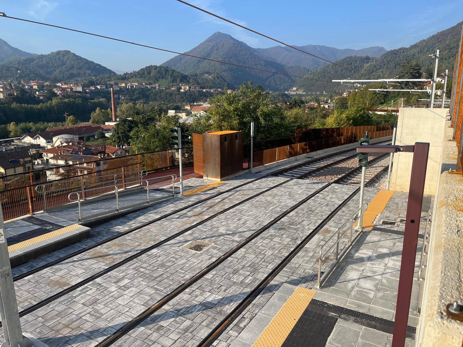 Tranvia, arrivato l’ultimo tram. Le foto delle fermate a Villa e Almè