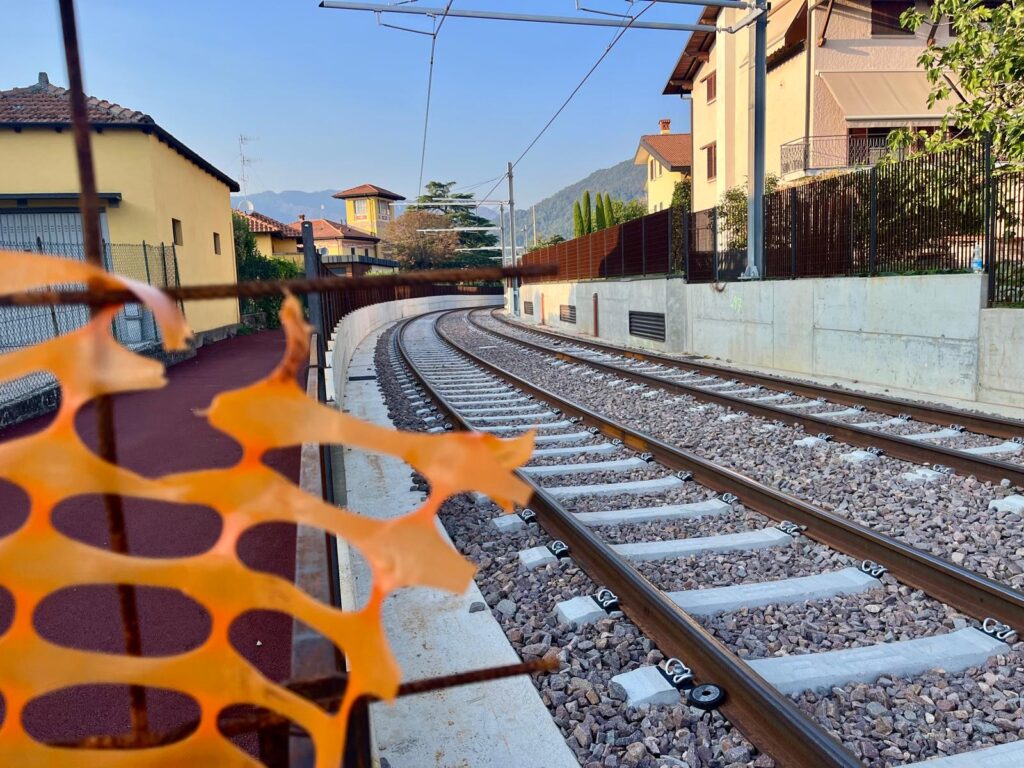 Tranvia: si mette l’energia elettrica. «Attenzione, evitare ogni contatto»